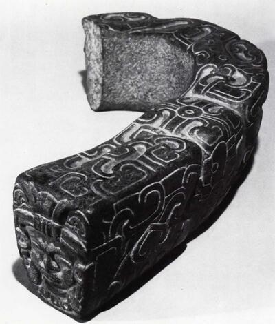 14. Fragment van U-vormige steen. Mexico, Golfkust. Etnografisch Museum Antwerpen