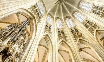 De indrukwekkende kooromgang met links de sacramentstoren van de Leuvense Sint-Pieterskerk