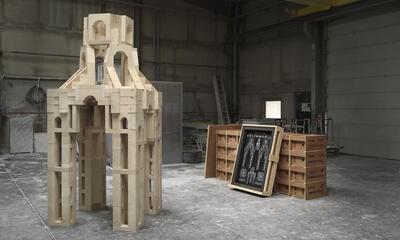 Conrad Willems, Construction IV, 2017, 500 beige Borrèze-blokken, 275 x 120 x 110 cm Tekening: witte inkt op zwart papier, 110 x 75 cm