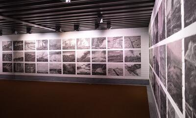 Thanh Long Lam, War Pigs, tekening/installatie, houtskool en stoepkrijt op papier, serie van 72 tekeningen, 50 x 65 cm