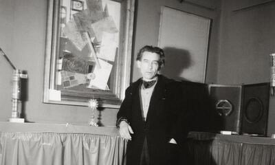 Wout Hoeboer tijdens de Anti-Dada-tentoonstelling in Galerie de la Proue, Brussel, 1957