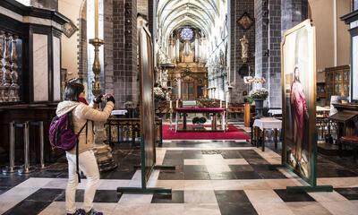 De twee luiken zijn nu zo opgesteld dat men op beide zijden zowel de werken van Michiel Coxcie als die van Jan Van Cleef kan bekijken
