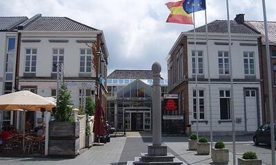 oud gemeentehuis, nu museum de markthallen