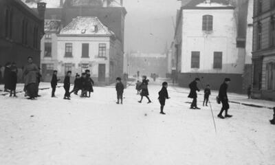 Arnold Vander Haeghen, Sneeuwpret op het Kramersplein in Gent, ca. 1890-1900, glasnegatief, 17,7 x 12,9 cm