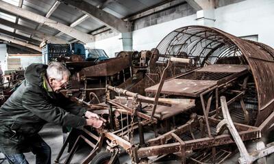 Frans D’Haeyere en zijn aardappelrooier Norvan uit de jaren 1950, een Topstuk van de Vlaamse Gemeenschap Foto: Saskia Vanderstichele