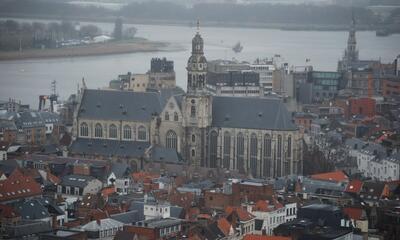 De Sint-Pauluskerk aan de Veemarkt in Antwerpen, vlakbij de Schelde