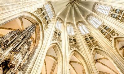 De indrukwekkende kooromgang met links de sacramentstoren van de Leuvense Sint-Pieterskerk