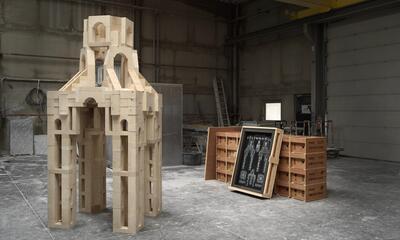 Conrad Willems, Construction IV, 2017, 500 beige Borrèze-blokken, 275 x 120 x 110 cm Tekening: witte inkt op zwart papier, 110 x 75 cm