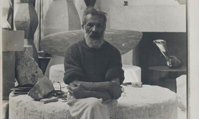 Europalia , Constantin Brancusi in zijn atelier met op de achtergrond Eindeloze Zuilen I tot IV, De vis en Leda
