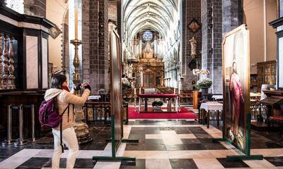 Sint-Jacobskerk, De twee luiken zijn nu zo opgesteld dat men op beide zijden zowel de werken van Michiel Coxcie als die van Jan Van Cleef kan bekijken