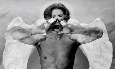 ‘De Engel’ van fotograaf Daniel Hernández-Salazar symboliseert de oproep tot erkenning van de genocide in Guatemala in de jaren 1980. Kazerne Dossin,