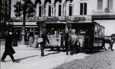 Antwerpen, Meirbrug rond 1900. Twee paardentramwagens van de lijn Meirbrug - Bank - Lange Leemstraat - Van Luppenstraat (herberg " De Wandelende jood''). De tramdienst startte op 6 juni 1885. Later wordt dit de elektrische tramlijn 8. 