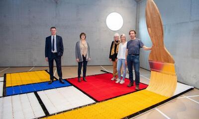Curator Willy Cauwelier maakte zelf ook een kunstwerk voor de inkomhal. 