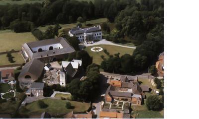 Luchtfoto van het beschermde Gors-Opleeuw met o.a. het kasteel, de vierkantshoeve, de rijschool en de pastorie