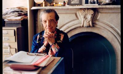 Louise Bourgeois in haar huis op 20th Street in NYC in 2000