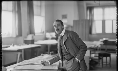 Henry van de Velde in zijn atelier van de school voor decoratieve kunsten in Weimar (foto’s Louis Held, Weimar, 1908)