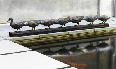 Wim Delvoye, Eendje voor onderweg, 2002, Dapperheidsplein, Anderlecht Uit Beeldpleister(s) van VGC-Directie Cultuur
