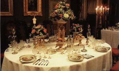 Gedekte tafel met bestek van Joseph Germain Dutalis uit de Nederlandse Koninklijke Verzameling, 1815-1832
