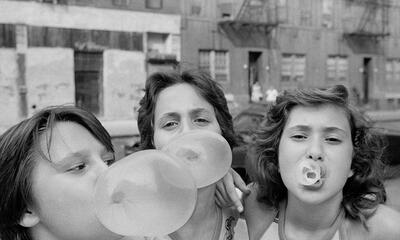 Susan Meiselas, Carol, JoJo en Lisa buiten in Broome Street. USA. New York City - 1976