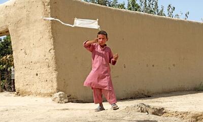 Francis Alÿs, Children’s Game #10: Papalote, Balkh, Afghanistan, 2011. In samenwerking met Félix Blume en Elena Pardo