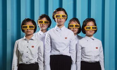 Stéphan Gladieu. Des étudiantes dans le premier cinéma 3D, Pyongyang, Noord-Korea