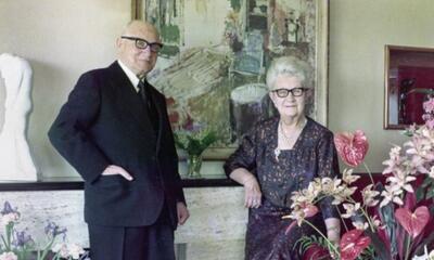 Irma en Jules poseren in Villa Zodenhof bij een sculptuur van Geo Verbanck en het werk Salon bij Georges Giroux van Rik Wouters. De foto werd genomen ter ere van hun 55 jaar huwelijk in 1968