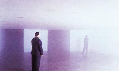 Ann Veronica Janssens, Installatie met nevel en geluid, 1998. Koninklijke Museum voor Schone Kunsten, Antwerpen.