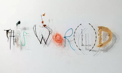 Nikolaus Gansterer, "Strange To Me". Detail van een aan de muur hangende zin gemaakt van gevonden materialen, variabele dimensies, 2022/23,