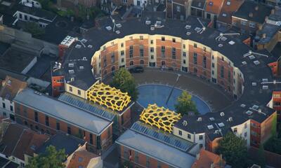 Kunstplatform Zebrastraat vogelvluchtperspectief met daksculptuur van Nick Ervinck