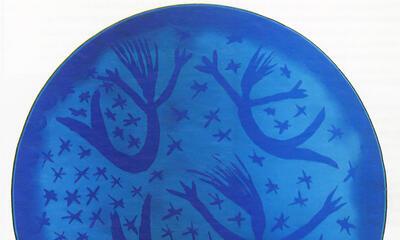 Sandra Deklerck: Glas: Saint-Just, blauw op ysli, Diameter: ca. 26,5 cm, Techniek: Uit een mondgeblazen blauwe plaatglas wordt een cirkel gesneden. Deze schijf wordt in de oven omgebogen tot een schaal.