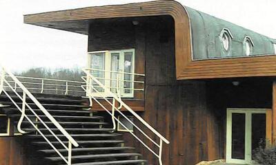 Het modernistische houten strandgebouw te Hofstade (Bourgeois, 1938) doorstond goed de tand des tijds. Het gaat een nieuw leven tegemoet als Sportimonium.  Foto: J. Maryn, Bloso 