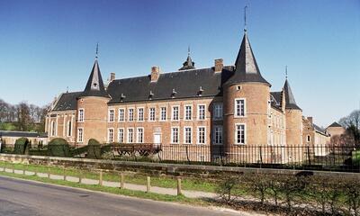 Westvleugel van kasteel Alden Biesen met tuin van de landcommandeur 