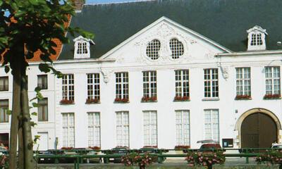 Aan de overkant van de Schelde in Oudenaarde schittert het Huis de Lalaing.  Foto: Technifoto - Oudenaarde 