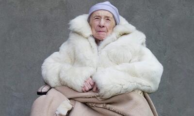 Louise Bourgeois in haar huis op 20th Street, New York, in haar mantel van Helmut Lang, 2009