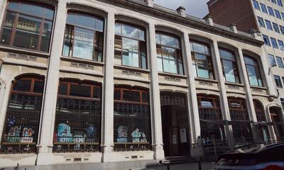 Belgisch Stripcentrum, Zandstraat 20, Brussel. Gevestigd in het voormalig warenhuis van Waucquez, dat in 1903 door Victor Horta werd ontworpen. 