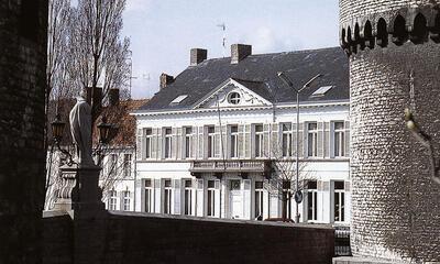 Voorgevel Broelmuseum Zicht vanaf de Broelbrug, Kortrijk,