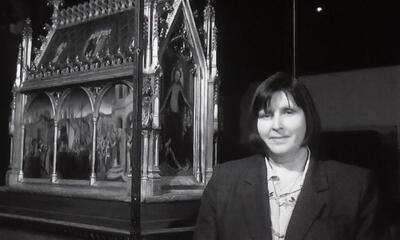 Conservator Hilde Lobelle-Caluwé bij het Ursulaschrijn van Hans Memling, bewaard in het Brugse Memlingmuseum/Sint-Janshospitaal.