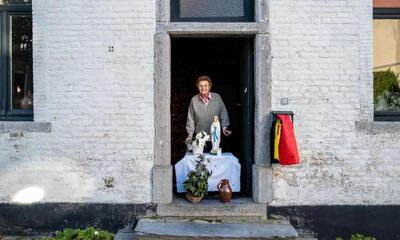 Een 100-jarige dame met huisaltaartje én Belgische vlag. Een favoriete foto van fotografe Myriam. © Myriam Rispens