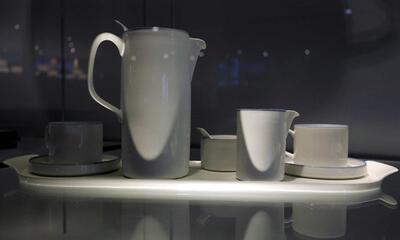 Servies Tête-à-tête, ontworpen door Piet Stockmans voor Mosa omstreeks 1983 (collectie Centre Céramique, Maastricht)