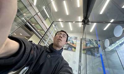 Foto: Bruno Zhu, Getting out of an office, research image, 2024. Courtesy and copyright of the artist.