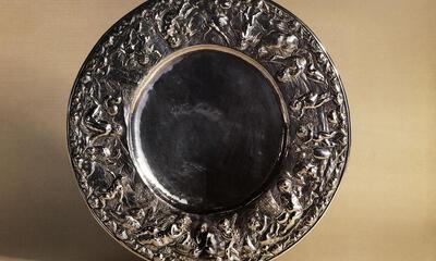 Sierschotel met spelende putti, Antwerpen, 1649-1650, Zilver. Zilver op tafel