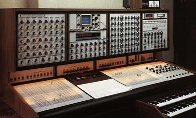 Synthesizer.  Instituut voor Psychoacustica en Elektro­nische Muziek van de BRT en de Rijksuniversiteit Gent, Gent. Van snorhout tot synthesizer