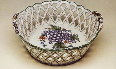 Fruitkorf van polychrome faïence. Keramiek