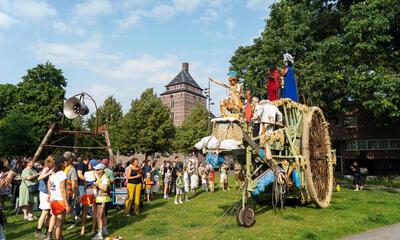 Samen aan de kar duwen - Timecircus in de Warande