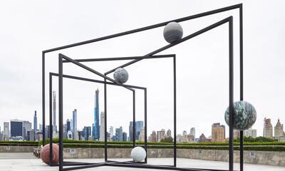 Alicja Kwade, Parapivot op het dakterras van het Metropolitan Museum of Art New York, 2019