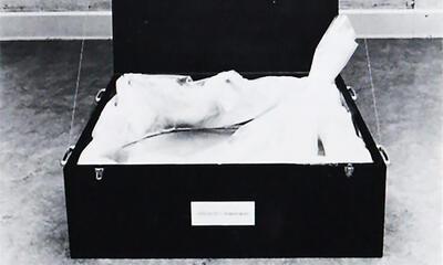 Pieter Engels, Kist met 10,2I  verdronken water, 1968 