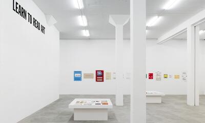 RED AND GREEN AND BLUE MORE OR LESS: Werken en documenten van Lawrence Weiner in Herbert Foundation 