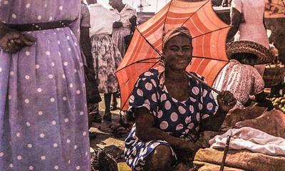 Daniël Buren, Souvenirfoto van een markt in  Pointe-à-Pitre, Quadelupe 