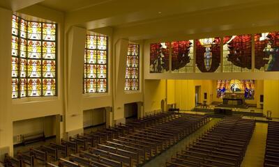 Boodschapkapel in Heverlee, een samenwerking van architect Flor Van Reeth en Eugeen Yoors, die voor de glasramen instond, 1930-1932, foto: z.d.