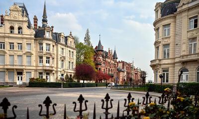 Zicht op het ronde punt van de Cogels-Osylei.